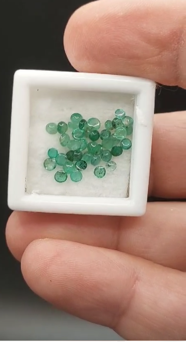 2.75ct 2.5 to 3.1mm Round Cab. Natural Emerald