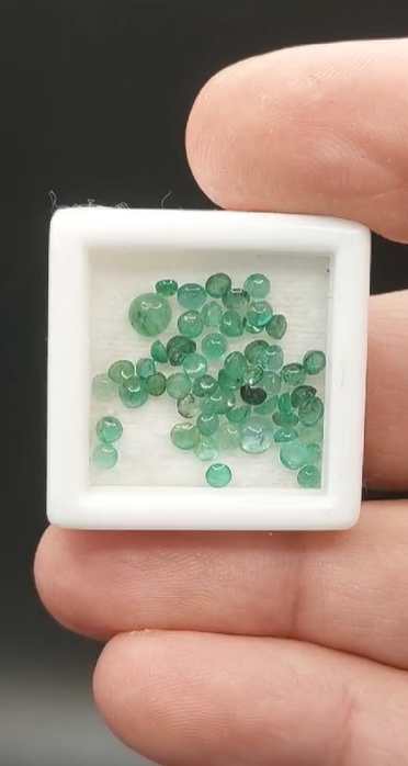 4.30ct 2.9 to 3.4mm Round Cab. Natural Emerald
