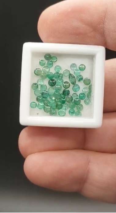 4.40ct 2.5 to 2.9mm Round Cab. Natural Emerald