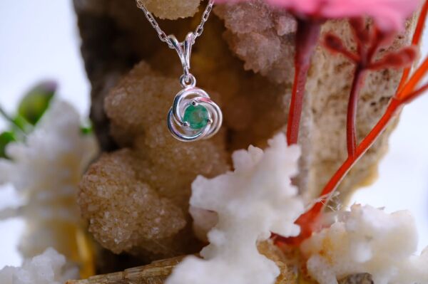 0,28ct Natural Zümrüt Taşlı Zincirli Gümüş Kolye