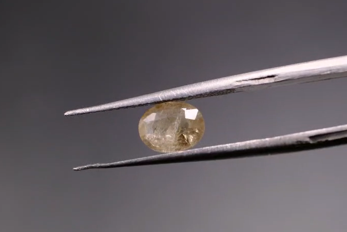 0.95ct 7.4x5.3mm Oval Natural Diaspor ( Sultanite)