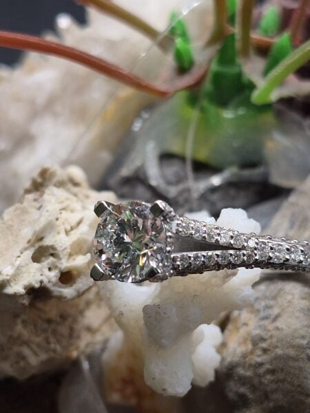 1.00ct Merkez Taş E/VS2/EX-EX-EX Pırlanta -  Çevre Taşları 0,87ct  E/F Pırlanta  -  3,36 gr GIA Sertifikalı Yüzük