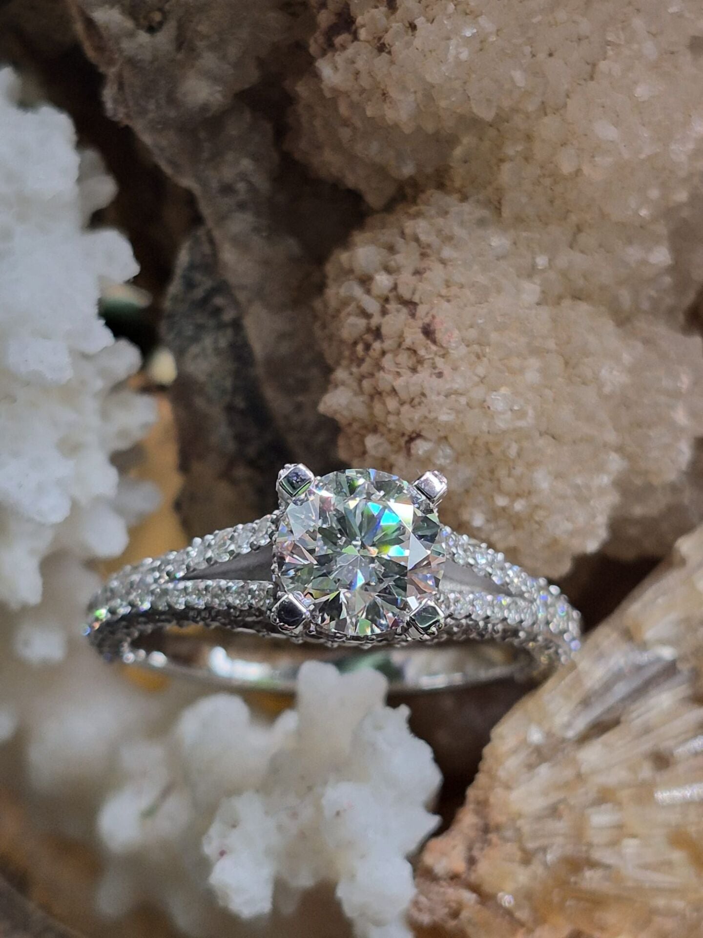 1.00ct Merkez Taş E/VS2/EX-EX-EX Pırlanta -  Çevre Taşları 0,87ct  E/F Pırlanta  -  3,36 gr GIA Sertifikalı Yüzük