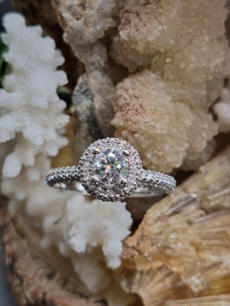 0.47ct F/VVS2 Diamond - Çevre Taşları 0.67ct E/F -  2.82gr GIA Sertifikalı Yüzük