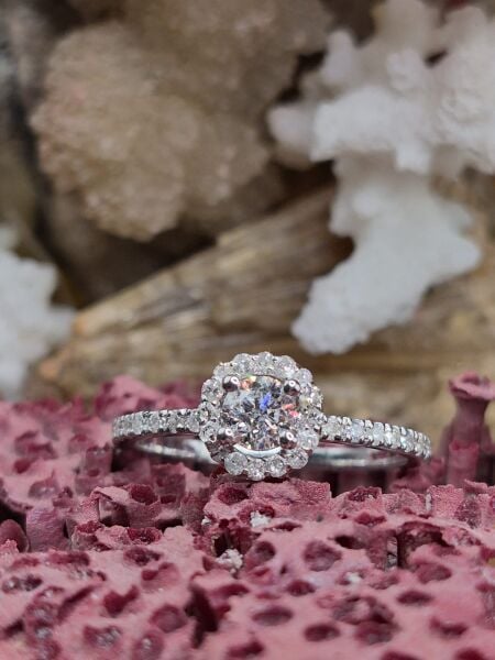 0.30ct H/SI1 Diamond - Çevre Taşları 0.20ct E/F -  2.00gr IGSL Sertifikalı Yüzük