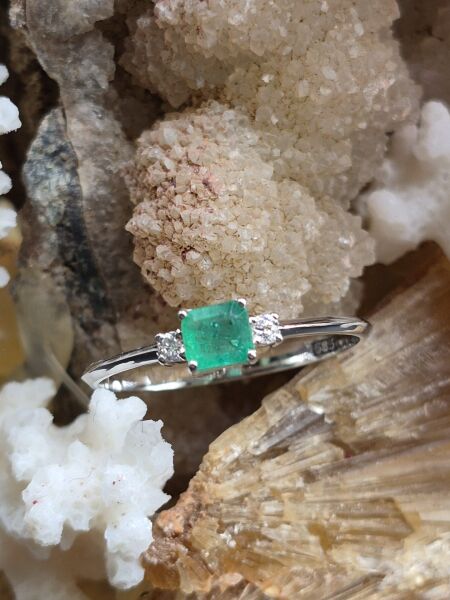 0.44ct Emerald - 0,04ct  E/F Pırlanta  -  1.04gr 14 Ayar Yüzük