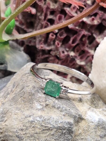 0.44ct Emerald - 0,04ct  E/F Pırlanta  -  1.04gr 14 Ayar Yüzük
