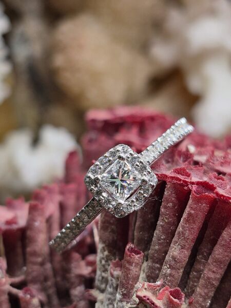 0.24ct F/VS Diamond - Çevre Taşları 0.33ct E/F -  2.08gr IGSL Sertifikalı Yüzük