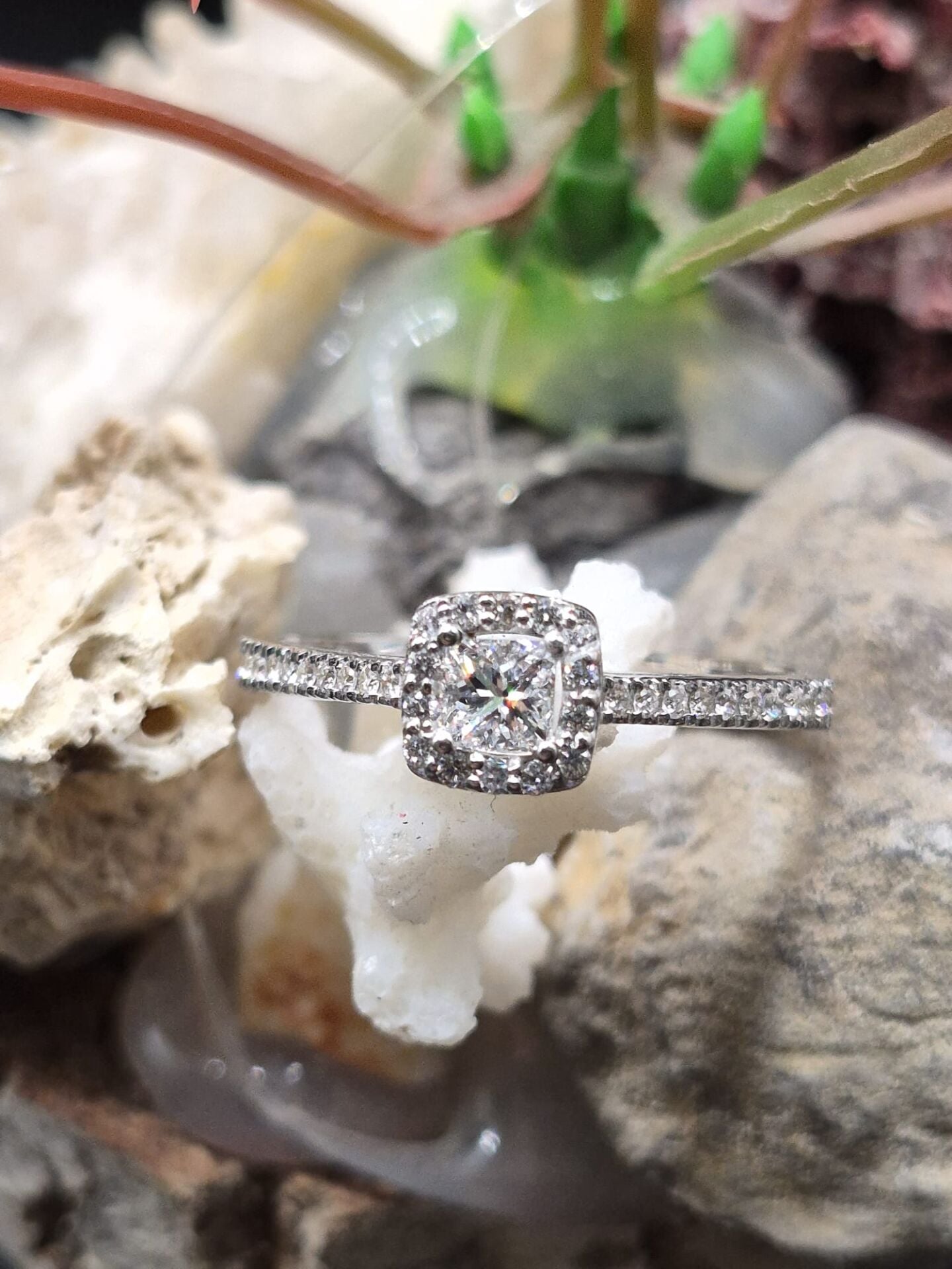 0.24ct F/VS Diamond - Çevre Taşları 0.33ct E/F -  2.08gr IGSL Sertifikalı Yüzük