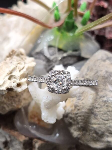 0.24ct F/VS Diamond - Çevre Taşları 0.33ct E/F -  2.08gr IGSL Sertifikalı Yüzük