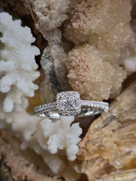 0.24ct F/VS Diamond - Çevre Taşları 0.33ct E/F -  2.08gr IGSL Sertifikalı Yüzük