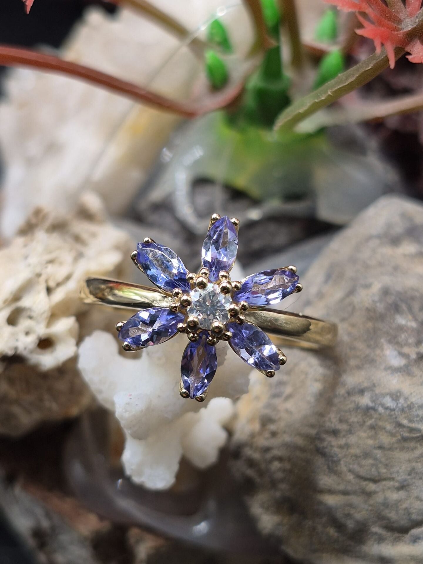 0.15ct M/SI1  Diamond - Çevre Taşları 0.82ct Tanzanit  -  2.73gr Yüzük