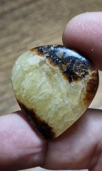 40.80ct 31.6x28.8mm Pear Yellow Septerian