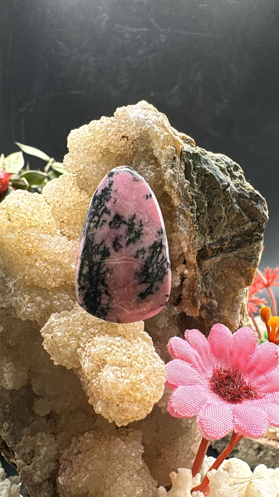 29.80 ct 28.1x16.5 mm Natural Rodonit