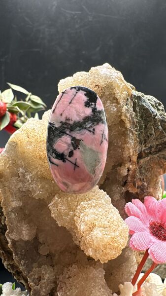 34.30 ct 31.9x18.1 mm Natural Rodonit