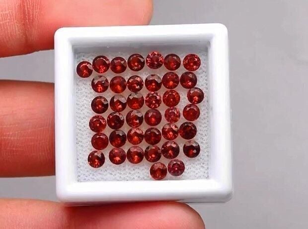 5.13ct t.w 39pc Lot  2.8-3mm Round Brilliant Natural Pinkish Orange Garnet Africa