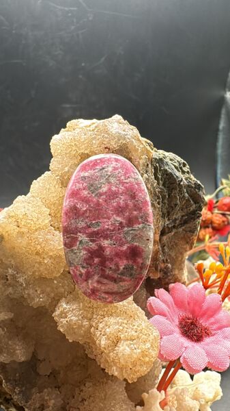 37.70 ct 32.9x20.3 mm Natural Thulite