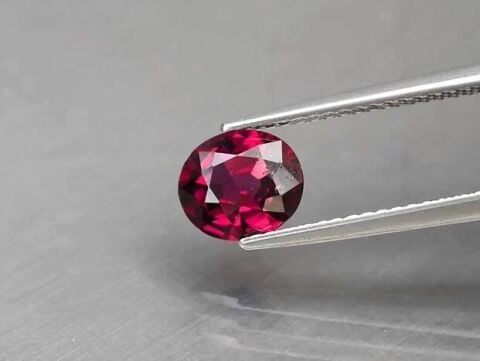 1.27ct 7.2x6.2mm Oval Natural Pinkish Purple Rhodolite Garnet, Africa