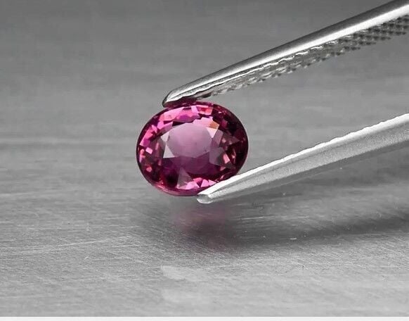 1.02ct 6x5.2mm VS Oval Natural Pinkish Purple Rhodolite Garnet, Africa