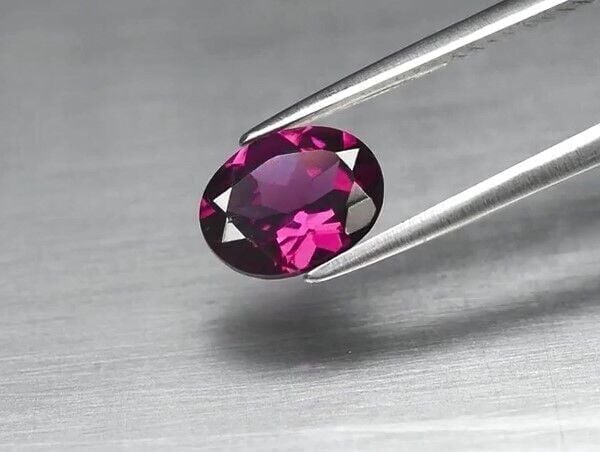 1.36ct 8x6.2mm VS Oval Natural Pinkish Purple Rhodolite Garnet, Madagascar