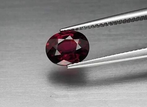 2.28ct 8.3x6.7mm VVS Oval Natural Pinkish Purple Rhodolite Garnet, Madagascar