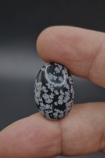 15.00ct  24.4x17mm  Natural  Oval Snowflake Obsidyen