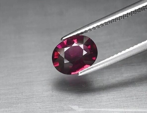 2.00ct 9.2x7.3mm VS Oval Natural Pinkish Purple Rhodolite Garnet, Madagascar