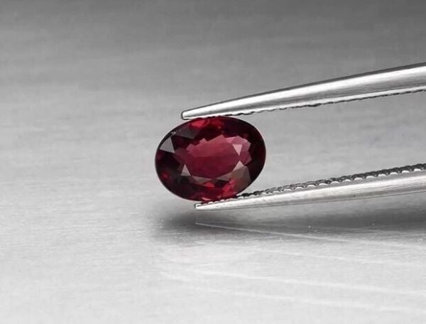 1.55ct VS Oval Natural Purplish Pink Rhodolite Garnet, Madagascar