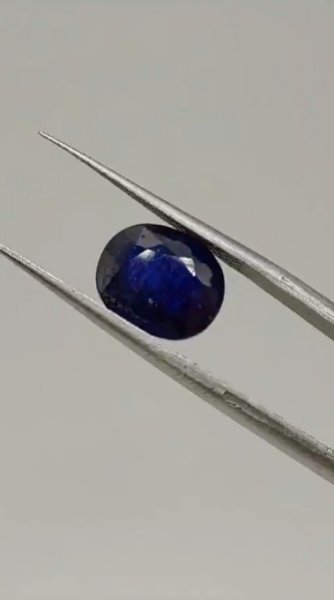 4.95ct 10.4x8.6mm Oval Natural  Sapphire ( Heated Glass Filling)