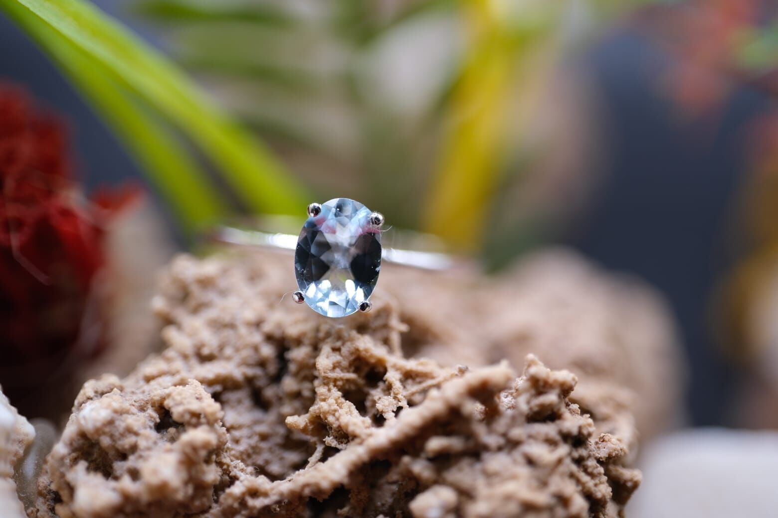 Alaşımlı Kararmaz Gümüş Üzeri 7x5mm Natural 0.82ct Akuamarin Yüzük( No:15)